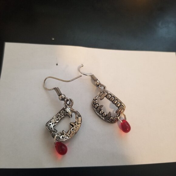 Silver Tone Vampire Fangs Earrings Blood Pierced Horror Halloween - Picture 2 of 3